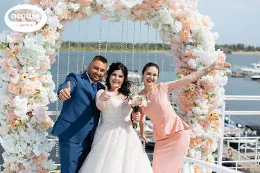 жених и невеста на выездной регистрации