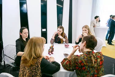 Поздравление с 8 марта сотрудниц аэропорта