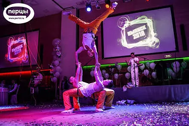 танцевальный коллектив на выпускном вечере