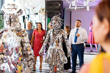 зеркальные люди на свадьбе