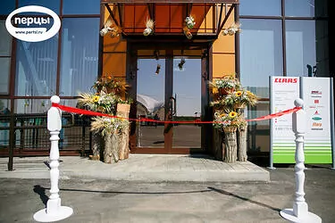 красная ленточка на открытии сервисного центра