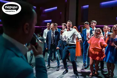 ведущий с выпускниками на выпускном