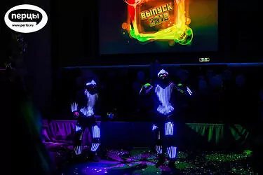 пиксельные световые люди на выпускном