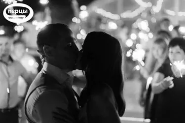 поцелуй жениха и невесты в финале свадьбы портфолио