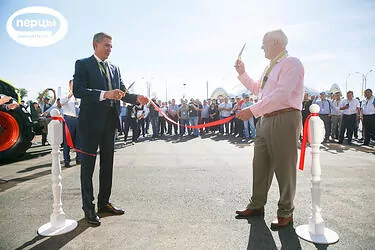 Разрезание красной ленточки на открытии сервисного центра