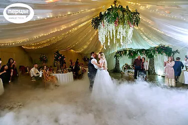 танец жениха и невесты с тяжелым дымом