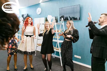 поздравление сотрудниц с 8 марта вокалист