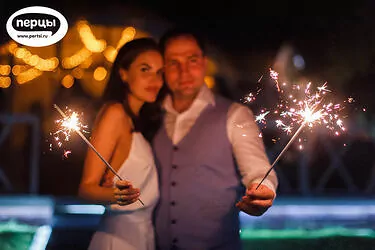 молодожёны с бенгальскими огнями в финале свадьбы