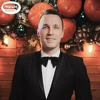 Ведущий Илья Капелин