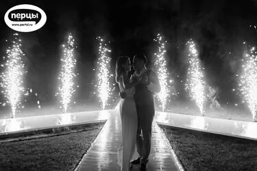 жених и невеста на фоне холодных фонтанов портфолио