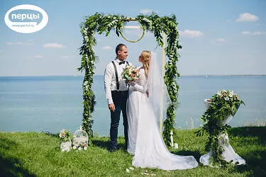 Свадебная арка на фоне воды