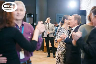 поздравление с 8 марта вокалист