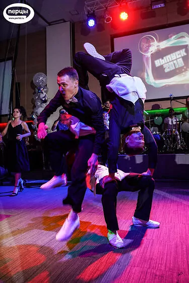 танцевальный коллектив на выпускном