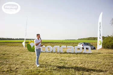 Ведущий на день поля