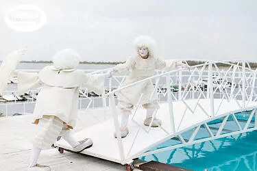 мимы ангелы на встрече гостей