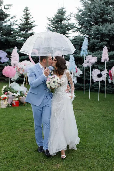 молодожены на свадебной церемонии