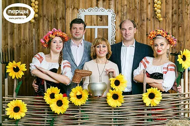 фотозона на мероприятии с моделями в тематических костюмах